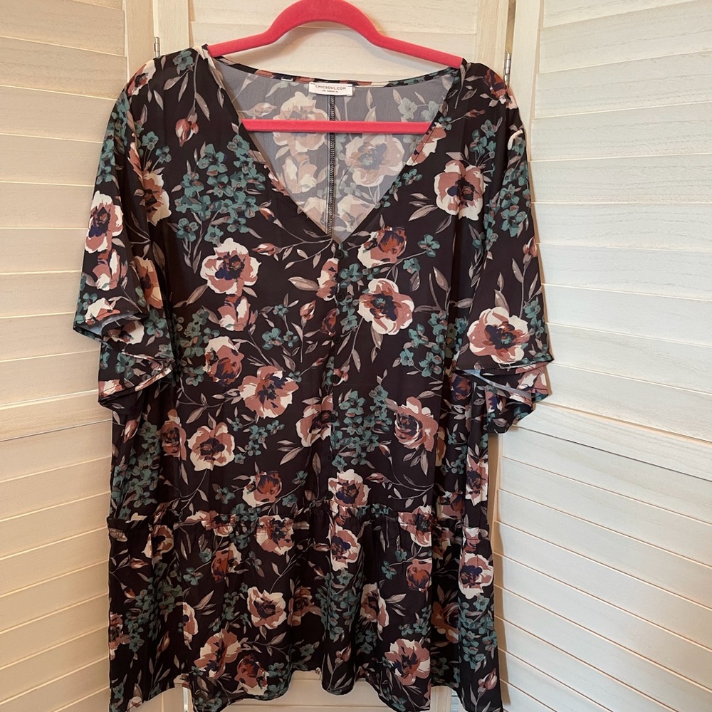 NWOT Chic Soul floral top size 3XL